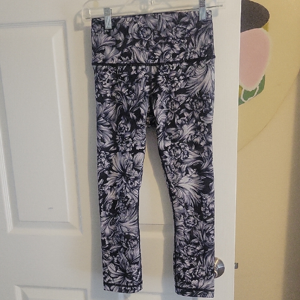 These are Lululemon Wunder Under High-Rise Crop 21" leggings in the "Night Garde